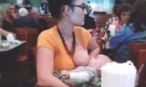 Българка взриви социалната мрежа Фейсбук с призив към майките: Не кърмете навън, гадно е! (СНИМКА)